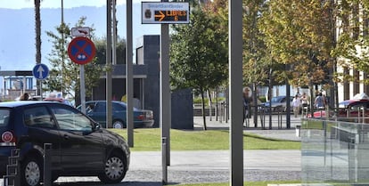 Panel con información sobre aparcamientos libres en las calles de Santander.