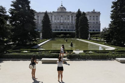 Tres visitantes en los jardines del Campo del Moro.