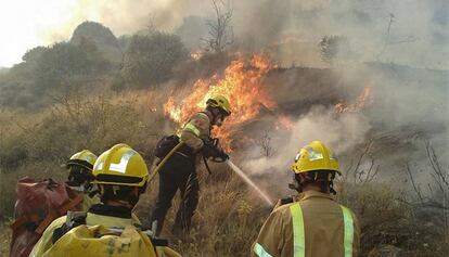Los bomberos trabajan en la extinción del incendio de Sant Feliu Saserra.