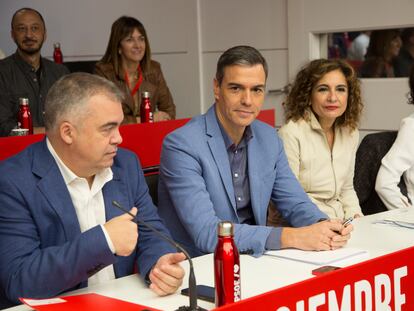 Santos Cerdán, Pedro Sánchez y María Jesús Montero, en el último comité federal del PSOE.