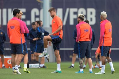 Los jugadores del Barça en un momento del entrenamiento.