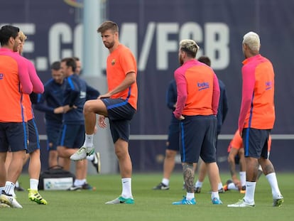 Los jugadores del Barça en un momento del entrenamiento.
