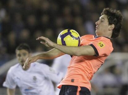 Leo Messi controla el baln.