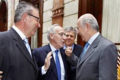 El jurista y economista Manuel Pizarro (2i), presidente del despacho de abogados Baker & McKenzie en España, conversa con el presidente del Banco Mare Nostrum (BMN), Carlos Egea (d), ante el coordinador del foro, José Antonio Ruiz Vivo (i), antes de su participación hoy en el Foro Nueva Murcia, en el que ha analizado la evolución de la economía española y las reformas necesarias para salir de la crisis.