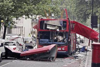 Imagen del autobús en el que murieron 13 personas en Tavistock Square, durante los atentados del 7-J.