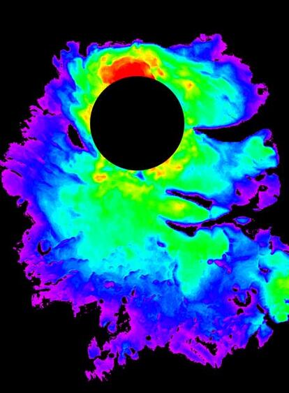 Mapa de los depósitos de agua helada alrededor del Polo Sur de Marte (los más profundos son los de color rojo y el círculo oscuro es la zona central que el radar no puede observar).