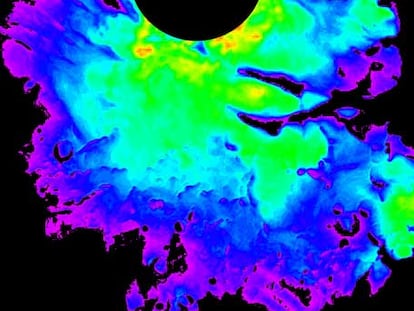 Mapa de los depósitos de agua helada alrededor del Polo Sur de Marte (los más profundos son los de color rojo y el círculo oscuro es la zona central que el radar no puede observar).