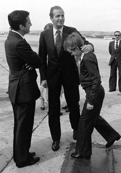 El rey Juan Carlos hace un gesto cari&ntilde;oso a su hijo, el pr&iacute;ncipe Felipe, en presencia de Adolfo Su&aacute;rez a su regreso del viaje a Costa de Marfil, Guinea Conakry y Senegal el 18 de mayo de 1979.