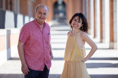 Los periodistas José Antonio Martínez Soler y María Ramírez, ambos exbecarios de la Fundación Nieman, reunidos para una charla con EL PAÍS.