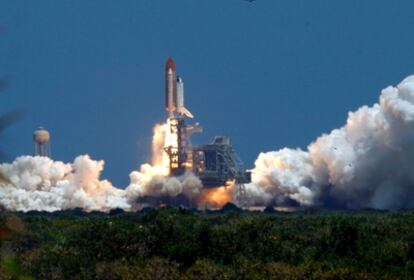 El trasnbordador 'Atlantis' ha partido desde el Centro Espacial Kennedy (Florida) para realizar su misión final