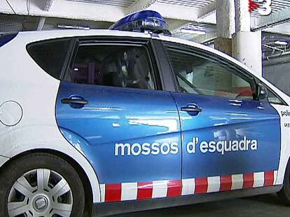 El coche donde viajó Sergio Carmona, sin el cristal de una de las ventanillas posteriores.