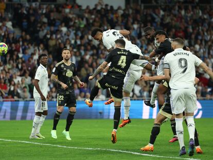 Eder Militao remata de cabeza el segundo gol del Real Madrid contra el Celta este sábado.