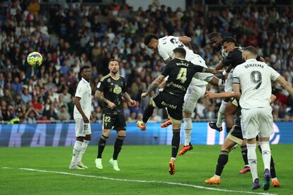 Eder Militao remata de cabeza el segundo gol del Real Madrid contra el Celta este sábado.