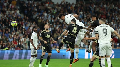 Eder Militao remata de cabeza el segundo gol del Real Madrid contra el Celta este sábado.