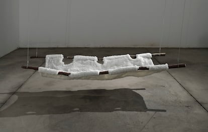 Una camilla transformada por Landau, parte de la muestra en el Museo de Israel.