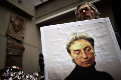 Un hombre, con una foto de Anna Politkóvskaya durante un ceremonia en Moscú en 2014.