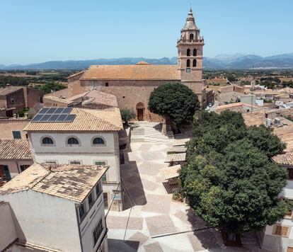 Vista general de la nueva plaza con la Iglesia al fondo.