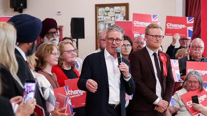El candidato laborista a primer ministro, Keir Starmer, en un acto electoral, este martes en la localidad inglesa de Norton Canes.