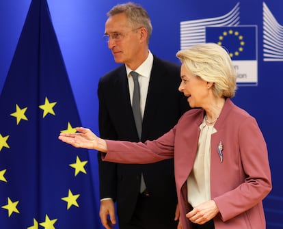 La presidenta de la Comisión Europea, Ursula von der Leyen, el miércoles junto al secretario general de la OTAN, Jens Stoltenberg, en Bruselas.
