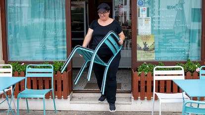 Una mujer prepara una terraza en la localidad cántabra de Puente San Miguel. 