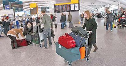 Pasajeros en la Terminal 5 del aeropuerto londinense de Heathrow, gestionado por BAA.