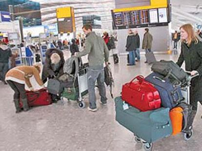 Pasajeros en la Terminal 5 del aeropuerto londinense de Heathrow, gestionado por BAA.