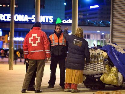 Voluntarios ayudan a los 'sin techo'