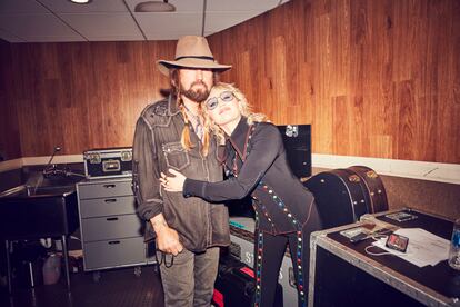 Billy Ray y Miley Cyrus. Billy Ray Cyrus era conocido por un éxito musical de finales de los noventa, Achy Breaky Heart y por su curiosa carrera en el audiovisual, que incluía un pequeño papel en Mullholand Drive de David Lynch y varias temporadas de una teleserie familiar bastante ñoña, Doc, cuando aceptó interpretar al padre de su propia hija de entonces 12 años, Miley, en una serie de Disney, Hannah Montana. Allí se produjo el cambiazo y pronto quedó claro que la verdaderamente famosa sería ella. Dado que Billy Ray interpretaba a un padre/representante en la serie, se suele asumir que también era su manager en la vida real, pero no fue así, y eso terminó siendo una de las fuentes de resentimiento entre ambos, ya que el padre se sentía mal pagado y utilizado por el entorno de su hija, que le hacía salir a la palestra cada vez que Miley se metía en líos. En la actualidad, y tras varios años de turbulencias, ambos han contado que mantienen una buena relación.