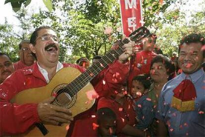 El candidato liberal, Manuel Zelaya, canta tras votar en Catacamas, al noreste de Tegucigalpa.