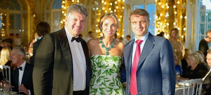 Desde la izquierda, Juan Villalonga, Corinna Larsen y el empresario ruso Herman Gref, en 2014.