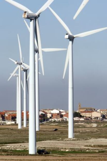 Los molinos con el pueblo al fondo.