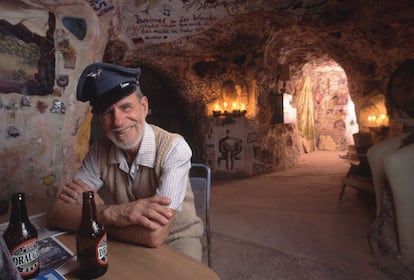 'Crocodile Harry' Bluemendal, personaje muy conocido en la ciudad minera de Coober Pedy (Australia), capital mundial del ópalo, gracias a su mención en las guías Lonely Planet, toma una cerveza en 'Cocodrile Nuts', la casa subterránea en la que vivía (y que hoy se puede visitar). Antiguo cazador de cocodrilos, Bluemendal falleció en 2006.