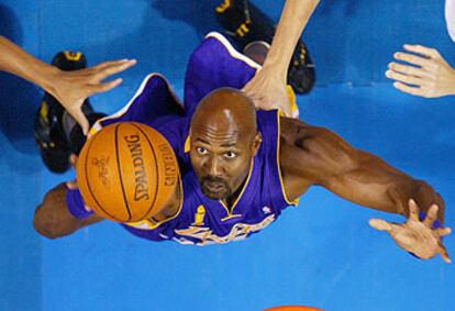 Karl Malone, en un rebote en el último partido frente a los Pistons de Detroit.