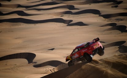 Nani Roma y su copiloto Alex Winocq durante la segunda etapa del Rally Dakar.