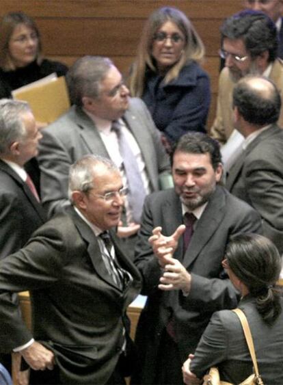 Touriño y Quintana conversan en presencia de María José Caride, ayer al término del pleno.