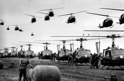 En esta foto de archivo de 1966, helicópteros de ejército estadounidense que dan apoyo a tropas de infantería, vuelan en un área de despliegue situada a 80 kilómetros al noreste de la ciudad de Saigón (Vietnam).