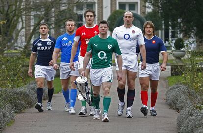 Los capitanes de las selecciones participantes en el torneo de rugby de las Seis Naciones: el capitán irlandés Brian O' Driscoll, con el trofeo en la mano, delante, y, Chris Cusiter, de Escocia; Leonardo Ghiraldini, de Italia; Steve Borthwick, de Inglaterra, y Dimistri Szarzewski, de Francia, en Hurlingham Club, Londres.