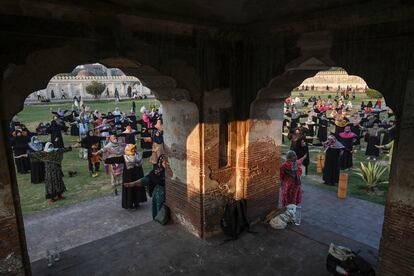 Sesión de yoga en un parque de la ciudad de Lahore, la segunda más poblada de Pakistán después de Karachi.  La celebración de este año coincide con el 75 aniversario de la independencia de la India, y se ha celebrado en 75 lugares emblemáticos del país asiático.