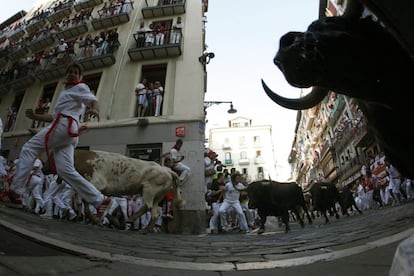 La manada toma la curva de Mercaderes para entrar en la calle Estafeta.