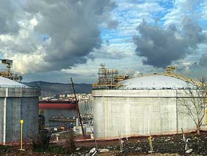 Vista de la planta de regasificación de Reganosa en Mugardos, frente a Ferrol, que será inaugurada en dos meses.