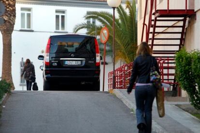 El vehículo en el que Camps ha llegado al hospital, aparcado en una zona de acceso restringido del centro sanitario Doctor Peset de Valencia.