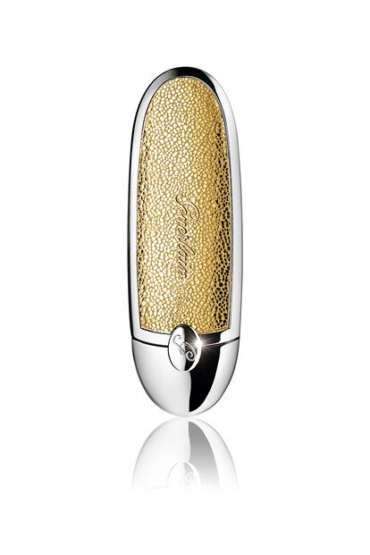 Un labial rojo nunca pasa de moda. Si además tiene una carcasa dorada de edición limitada como este de Guerlain, el acierto está asegurado (la carcasa cuesta 15,50 euros y el labial, en el tono n25, tiene un precio de 33,10 euros).