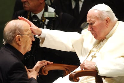 Marcial Maciel recibe la bendición de Juan Pablo II durante una audiencia en 2004.