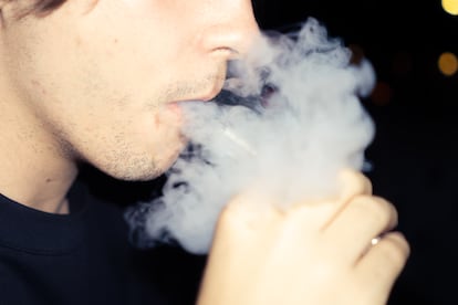 Imagen de archivo del uso de un cigarrillo electrónico o vaper.