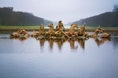 Estanque de Apolo, una de las grandes fuentes monumentales en los jardines de Versalles. 