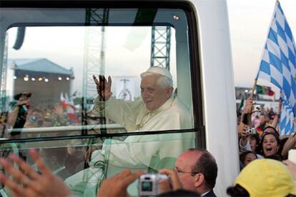 El Papa Benedicto XVI recorre en el <i>papamvil</i> la explanada de Marienfeld, entre los saludos de los jvenes.