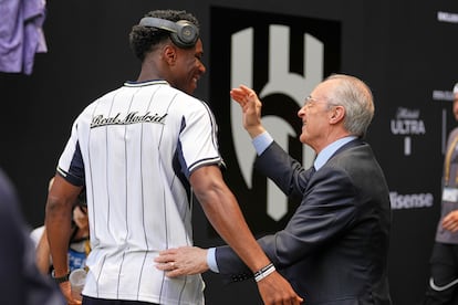 El presidente del Real Madrid, Florentino Pérez (derecha), junto a Tchouameni en la previa del partido del Mundial de Clubes ante Al Hilal