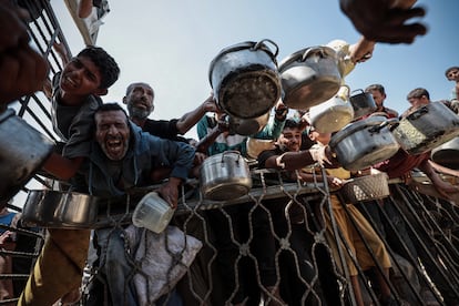 A group of people tries to get food in Gaza, this Tuesday, August 5, 2025