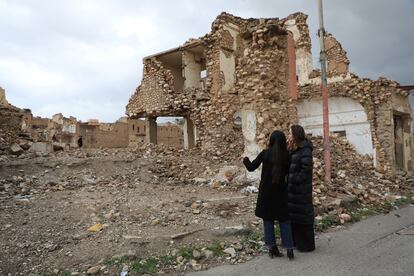 Angelina Jolie y Nadia Murad visitan las ruinas de Sinjar, Irak, el 1 de febrero de 2023.