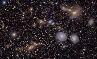 Esta imagen una pequeña sección de la vista completa del cúmulo de Virgo. Se observan dos prominentes galaxias espirales (abajo a la derecha), tres galaxias en fusión (arriba a la derecha), varios grupos de galaxias distantes, numerosas estrellas de la Vía Láctea y más.